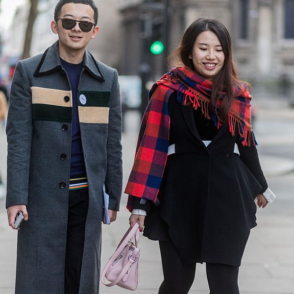 一男一女走在人行道上