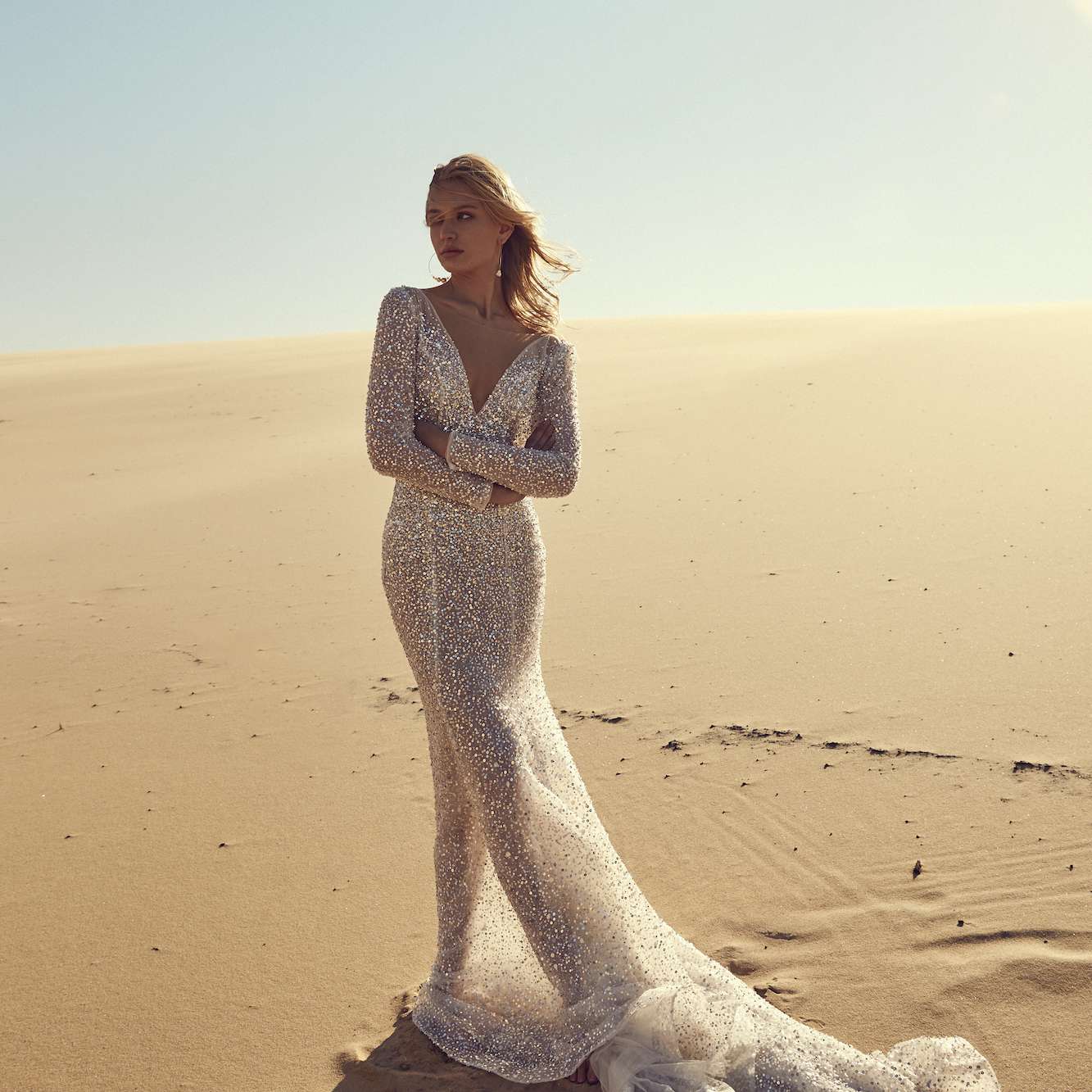 模型银色亮片礼服站在沙漠