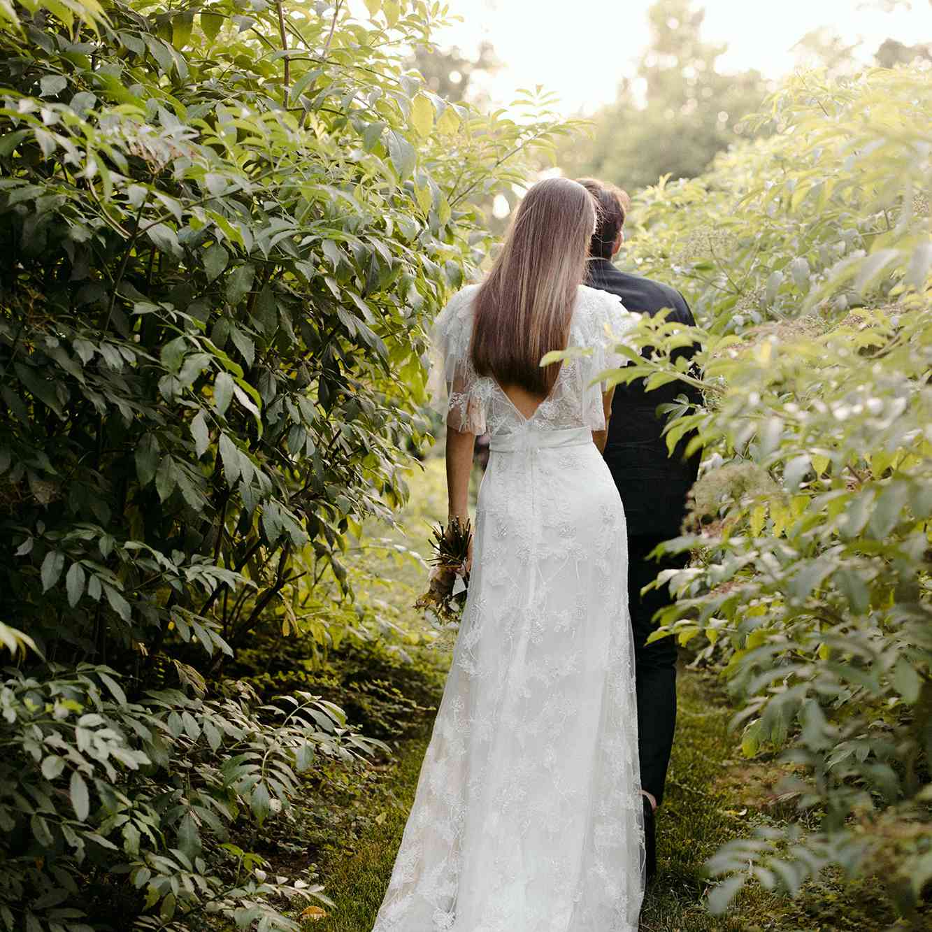 新娘和新郎走路