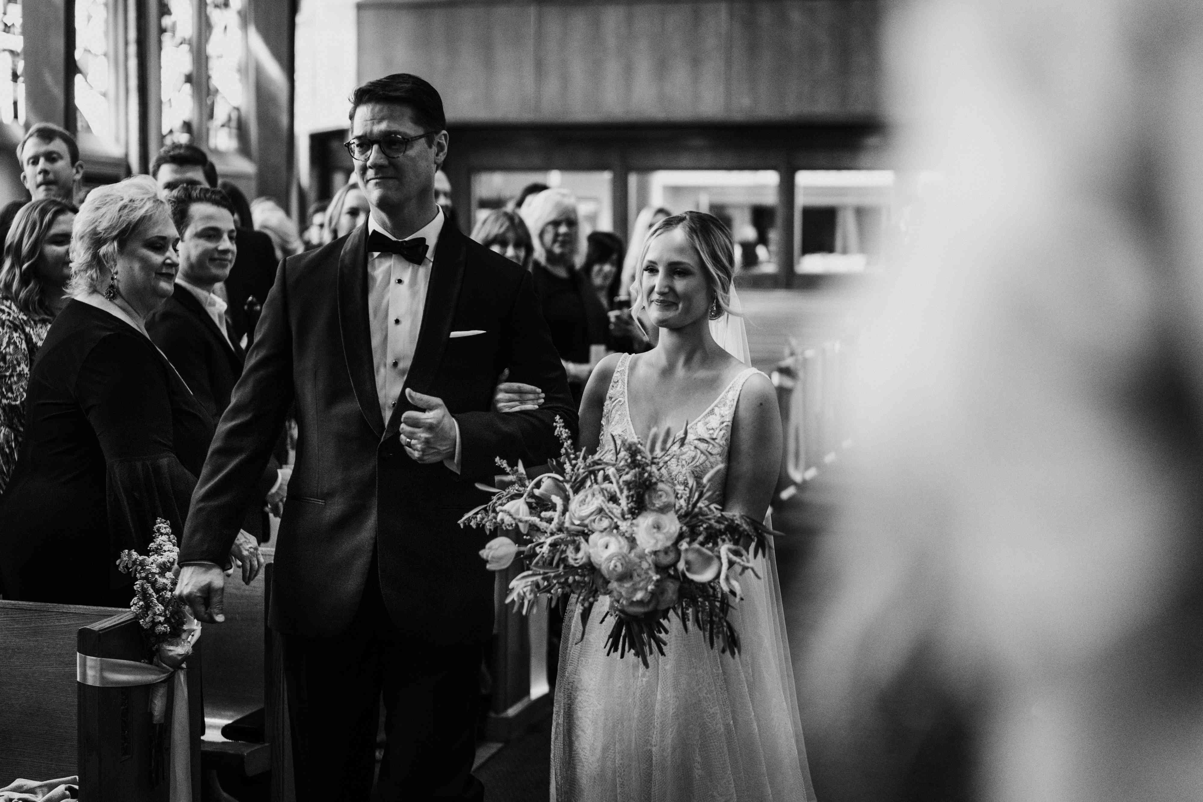 新娘和父亲走在过道