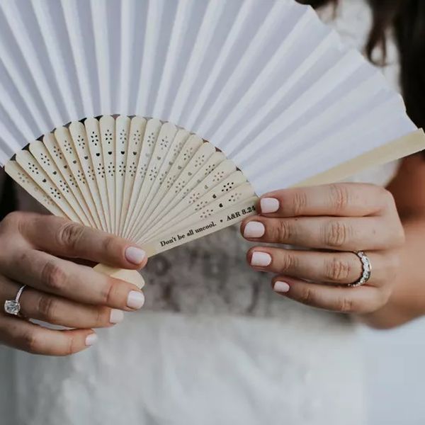 修剪整齐的手拿着扇子