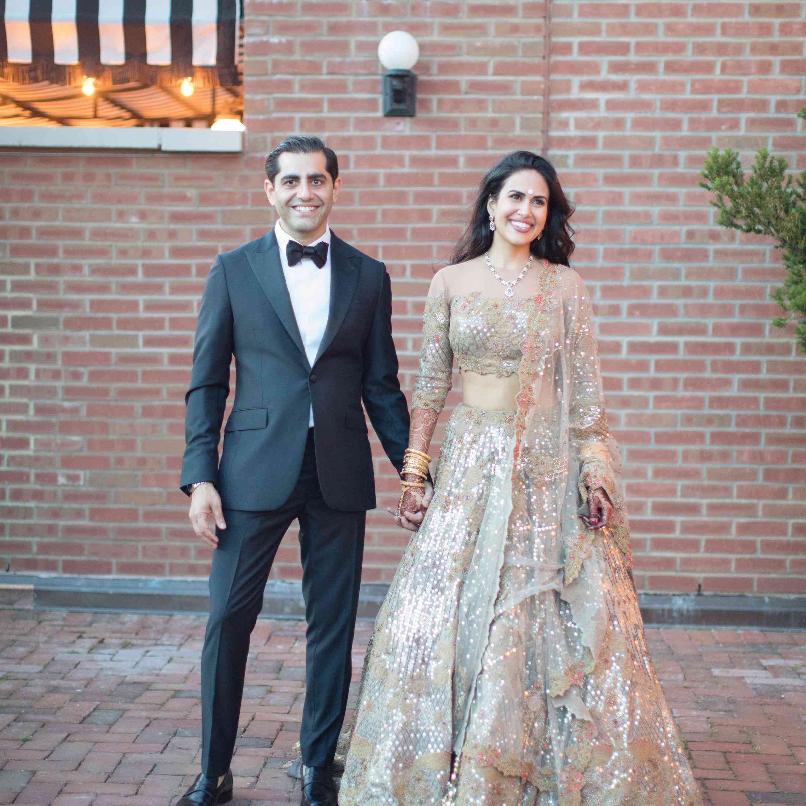 新娘和新郎手牵手