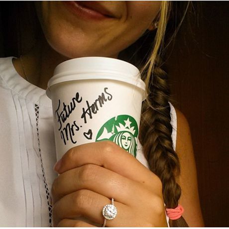 ld乐动官网订婚戒指与星巴克的杯子有问题