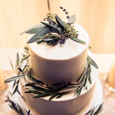 秋天准备结婚蛋糕由九蛋糕薰衣草和桉树的小枝突破