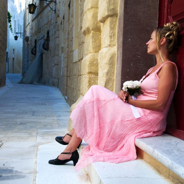 穿着裙子在外面等候的年轻女子＂class=