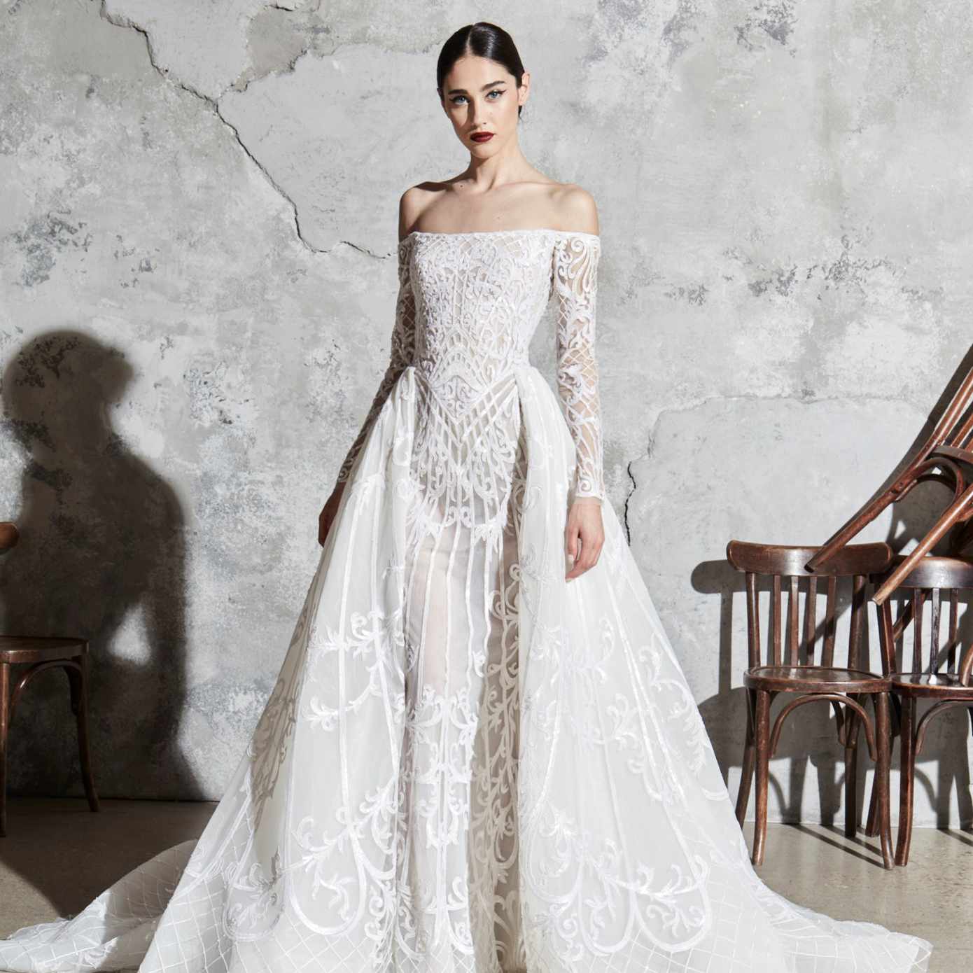 模特穿着露肩绣花长裙，附著绣花罩衫