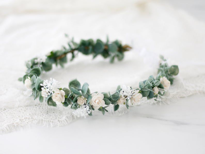 桉树和白花的花冠