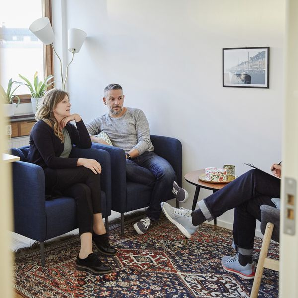 夫妻与治疗师交谈