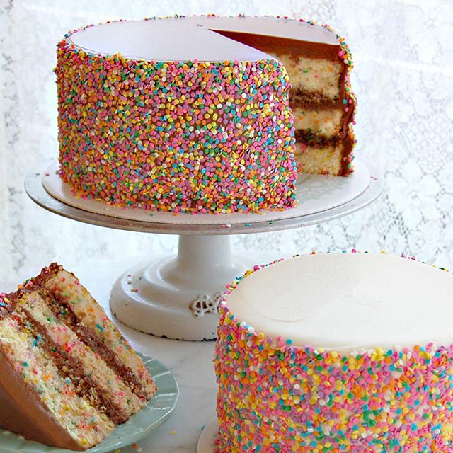 五彩纸屑从蛋糕面包店木兰