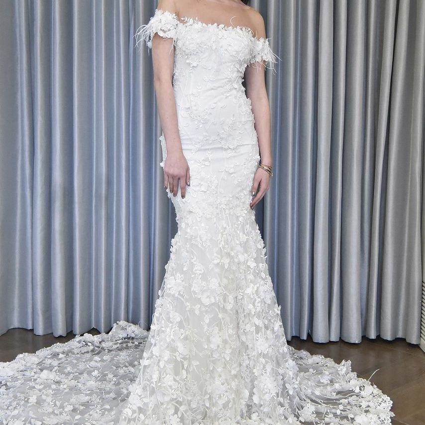 朱莉·维诺的露肩婚纱