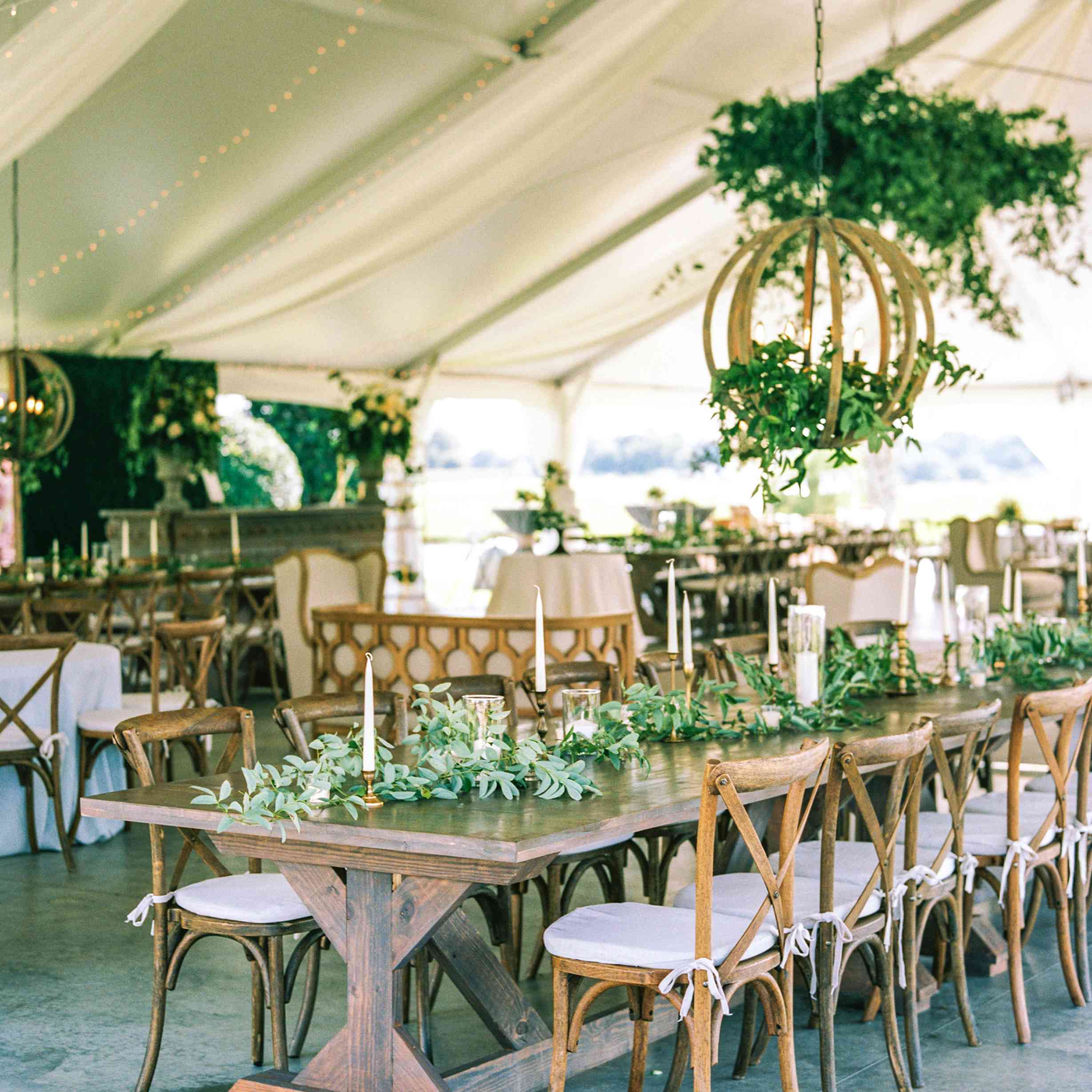 带有绿色植物和天然木材的乡村帐篷