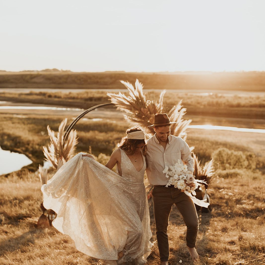 新娘和新郎细胞膜king back from their wedding altar