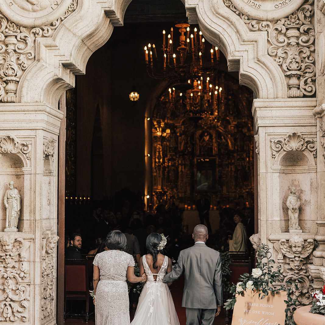 新娘和父母进入教堂