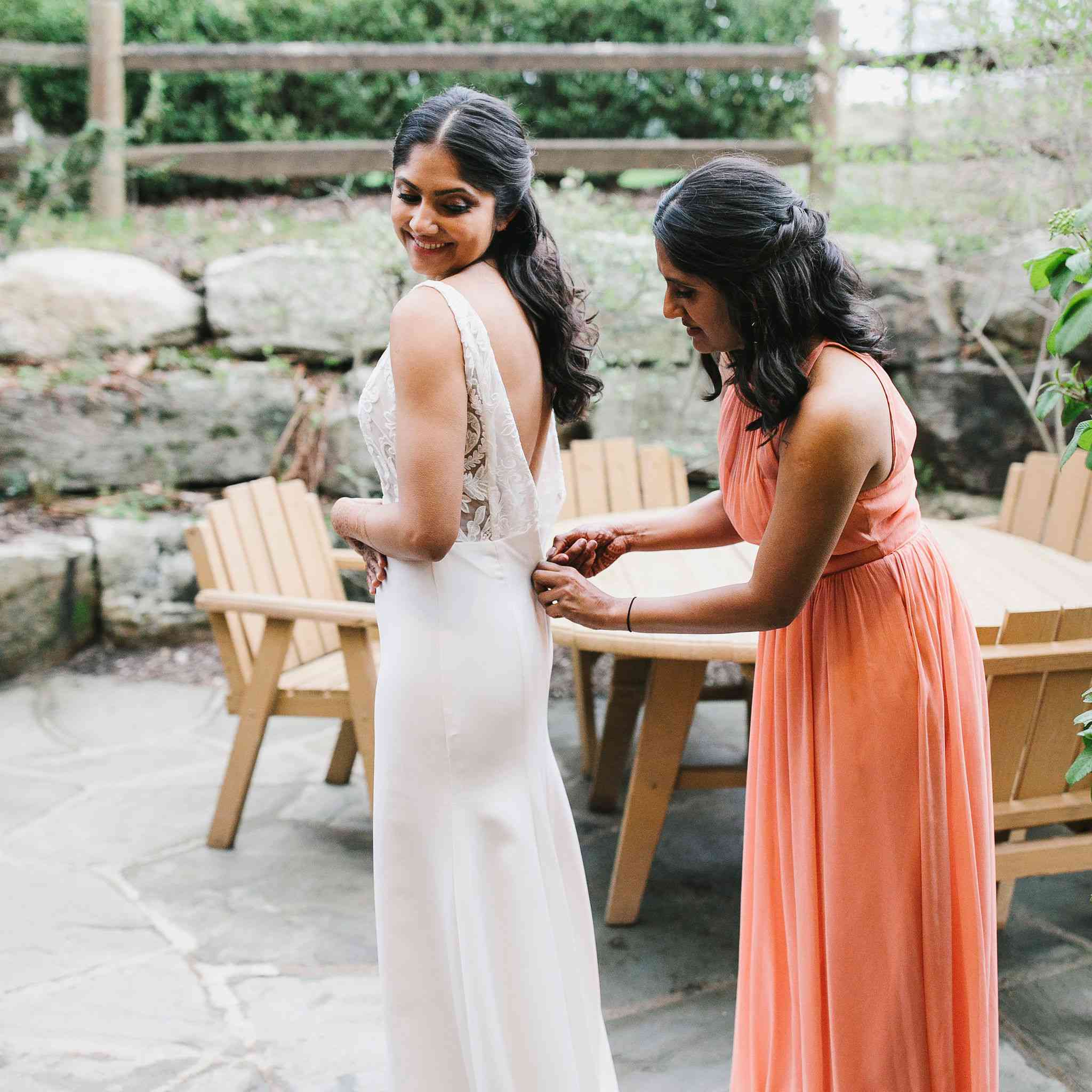 新娘变成了她的婚纱礼服