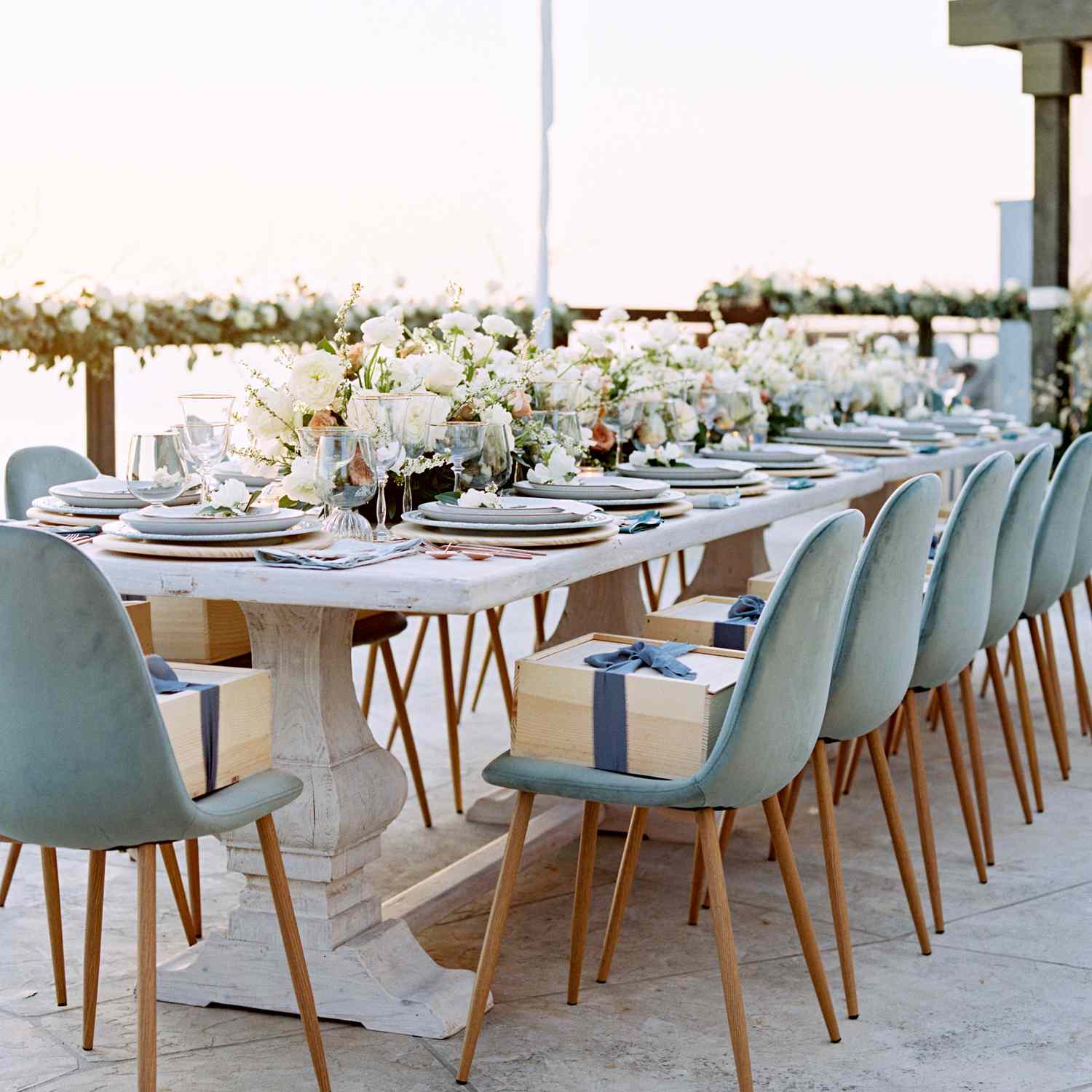 亲密的加州婚礼，蓝色天鹅绒接待椅”class=