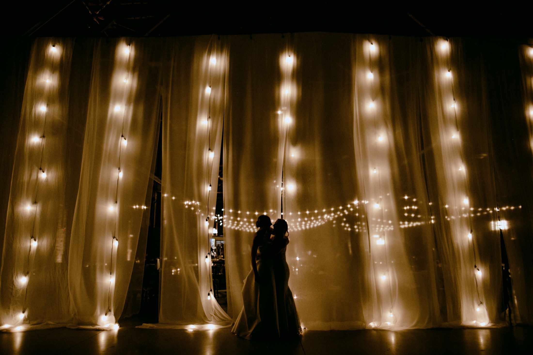 戏剧性的，背光的薄窗帘和弦灯