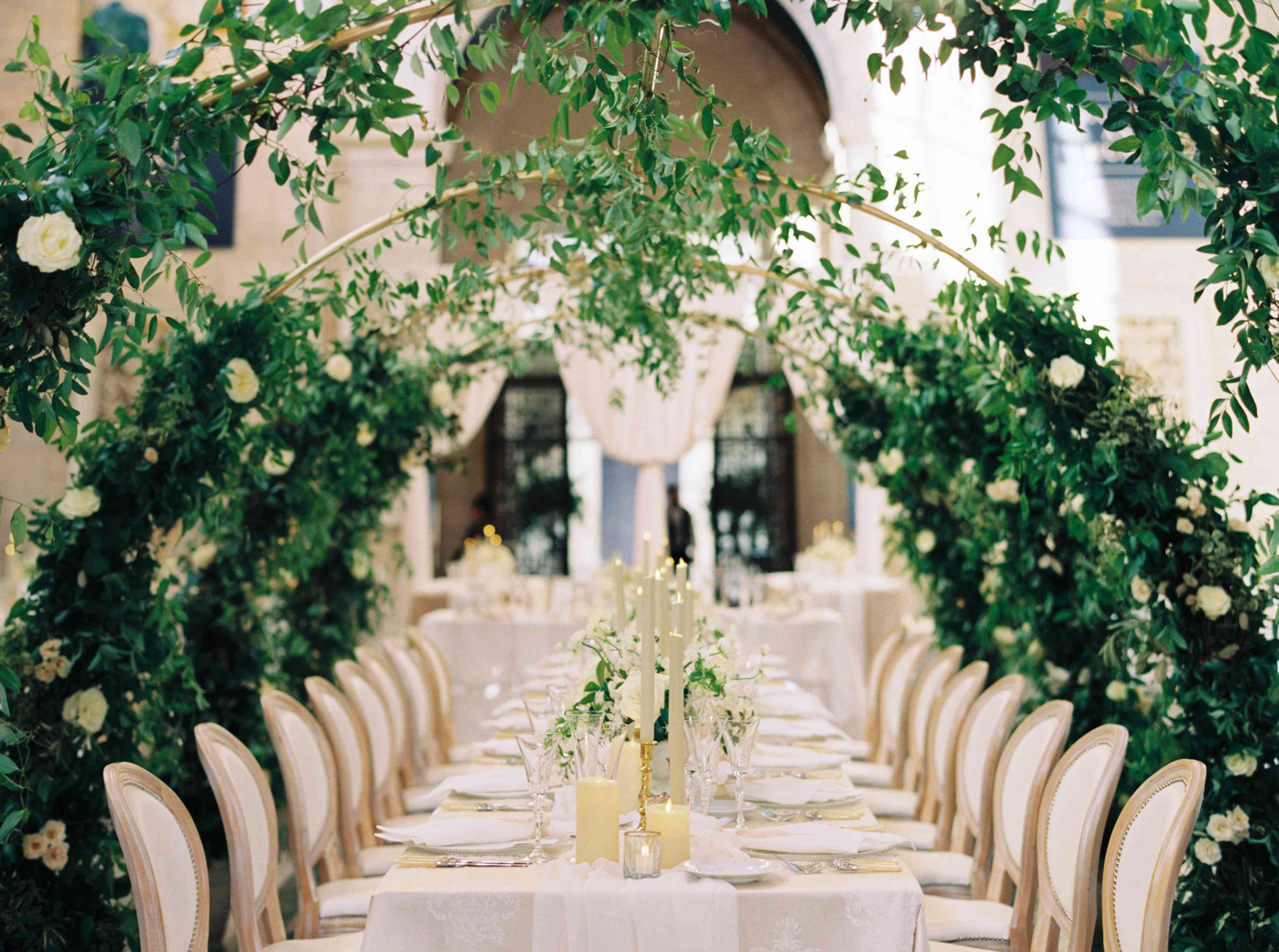 在接待台绿茵拱门