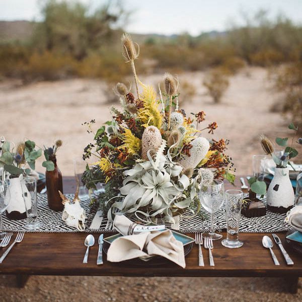 沙漠启发的婚礼接待桌装饰