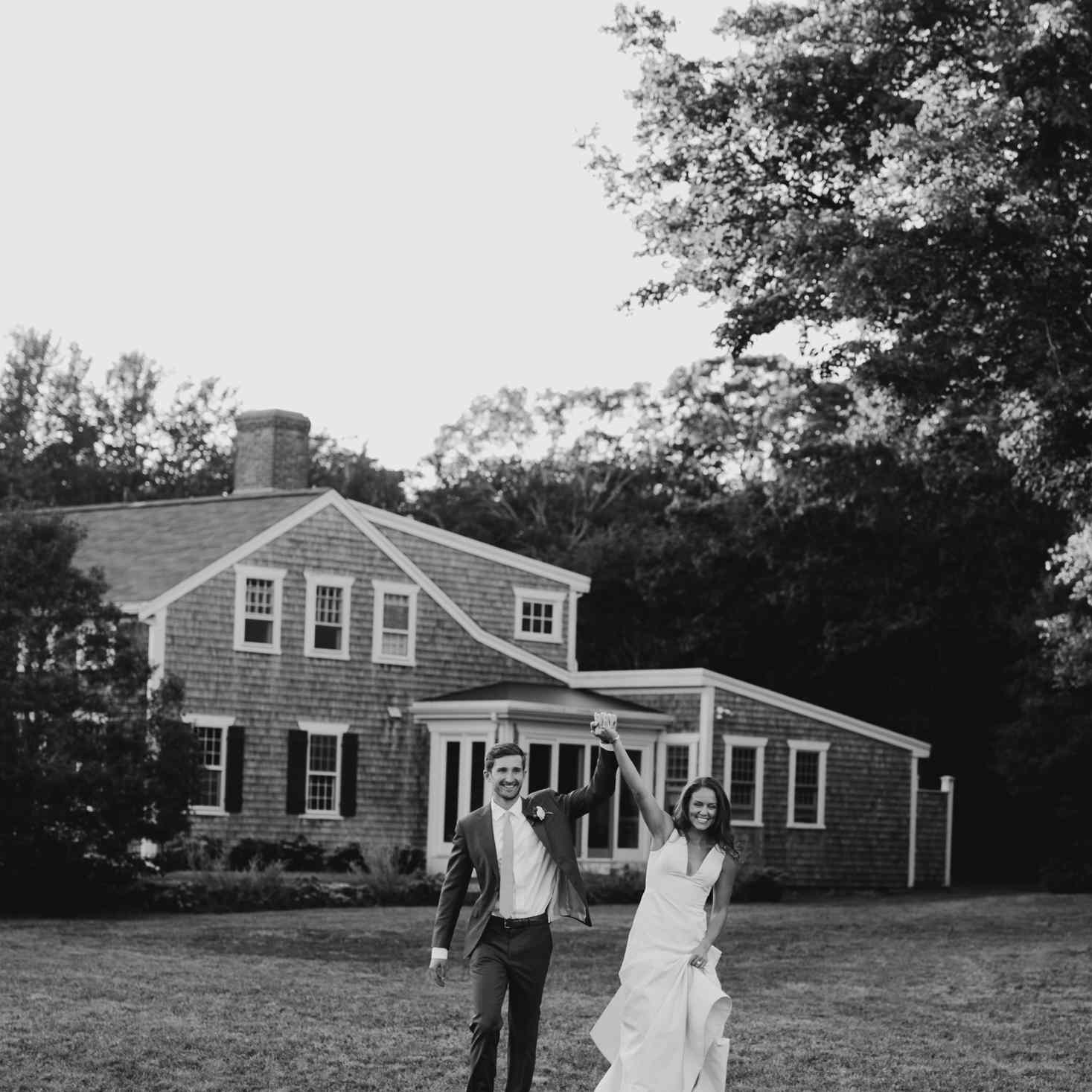 在家质朴马萨诸塞州举行婚礼，新郎新娘庆祝