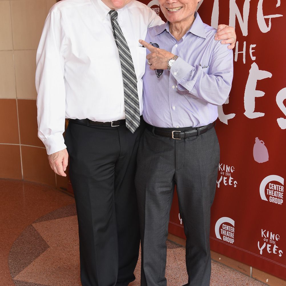 George Toweri笑着和积分在丈夫Brad Takei