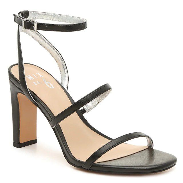 有带子的黑色高跟鞋