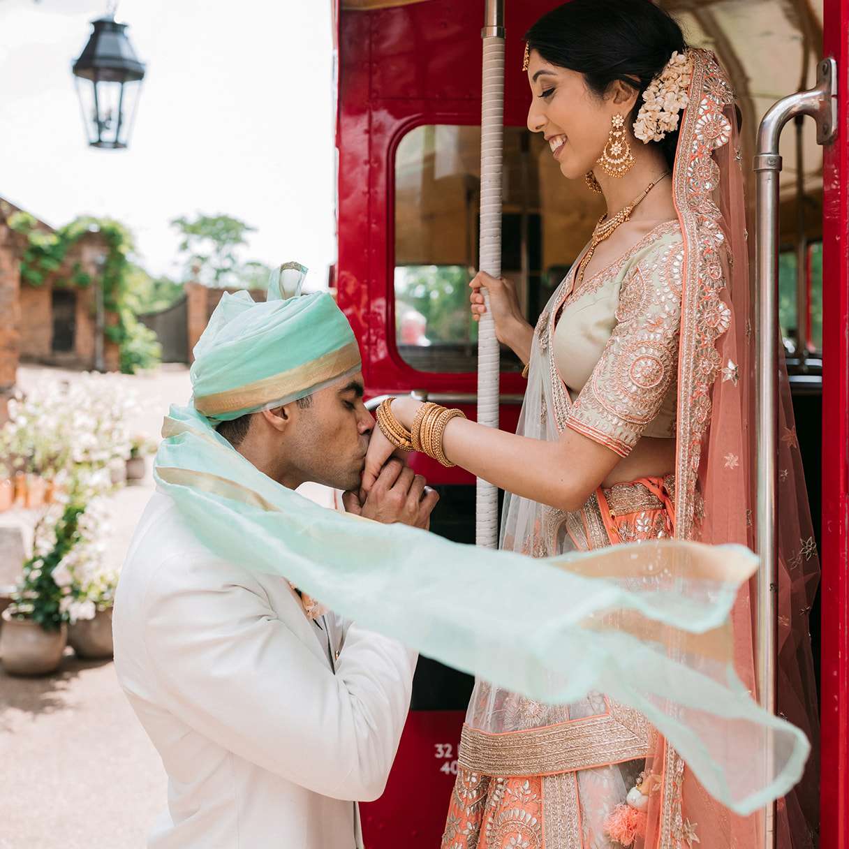 新郎亲吻新娘的手