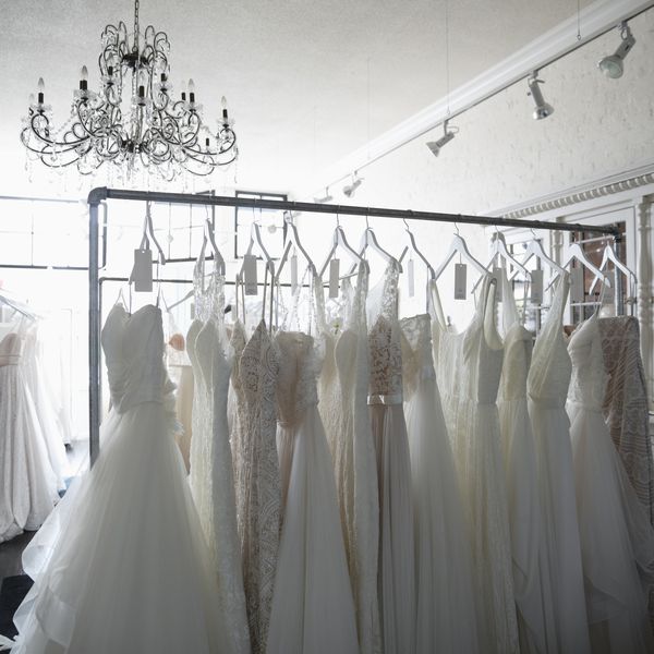 在机架的婚礼礼服在新娘精品店