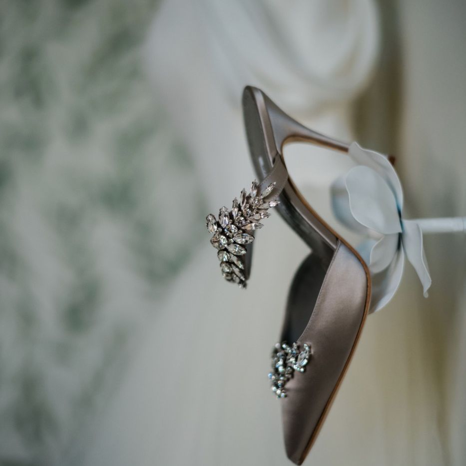 水晶点缀的莫罗·伯拉尼克高跟鞋