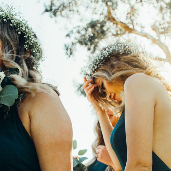 两个戴着花冠的伴娘