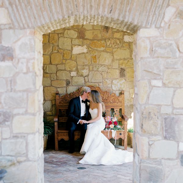 新娘和新郎坐长凳和握手