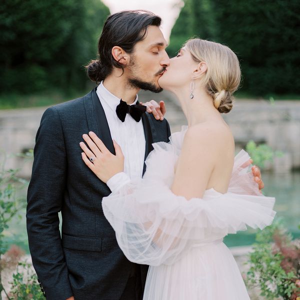 新娘和新郎亲吻