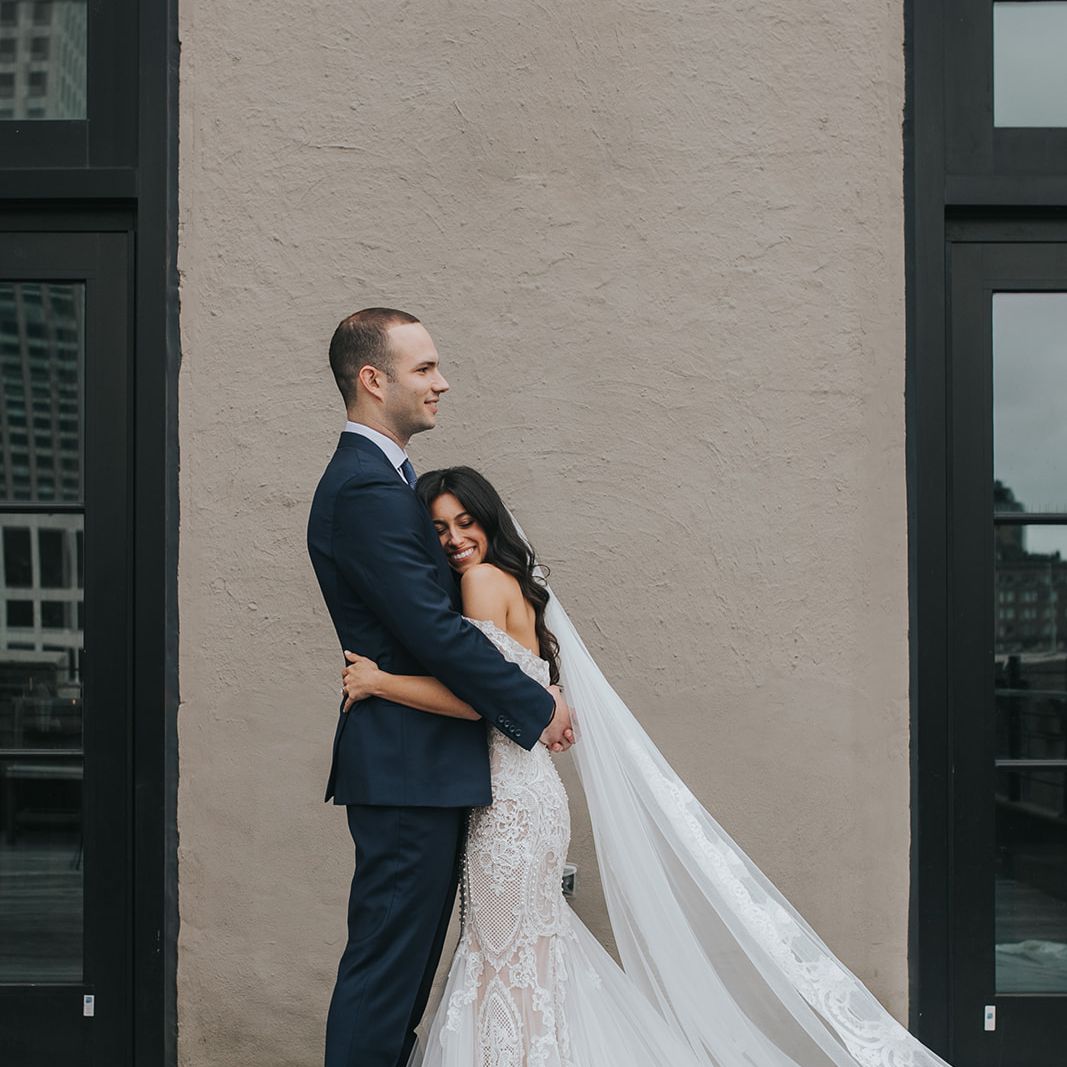 新娘和新郎hugging