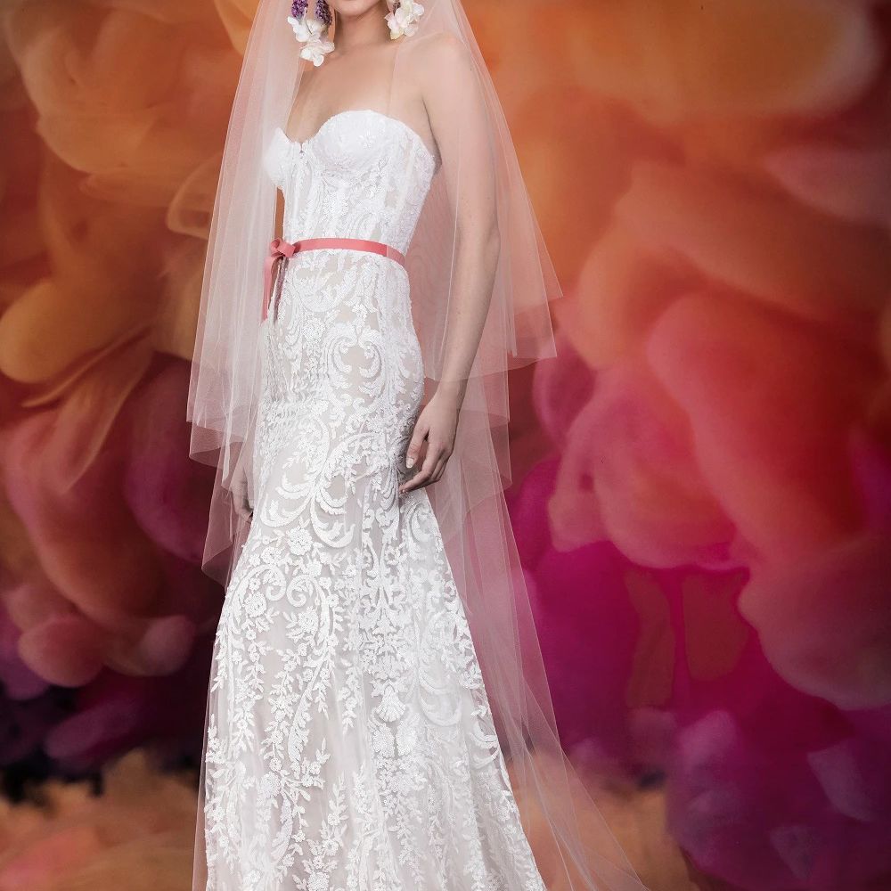 模特在整个蕾丝无肩带长袍