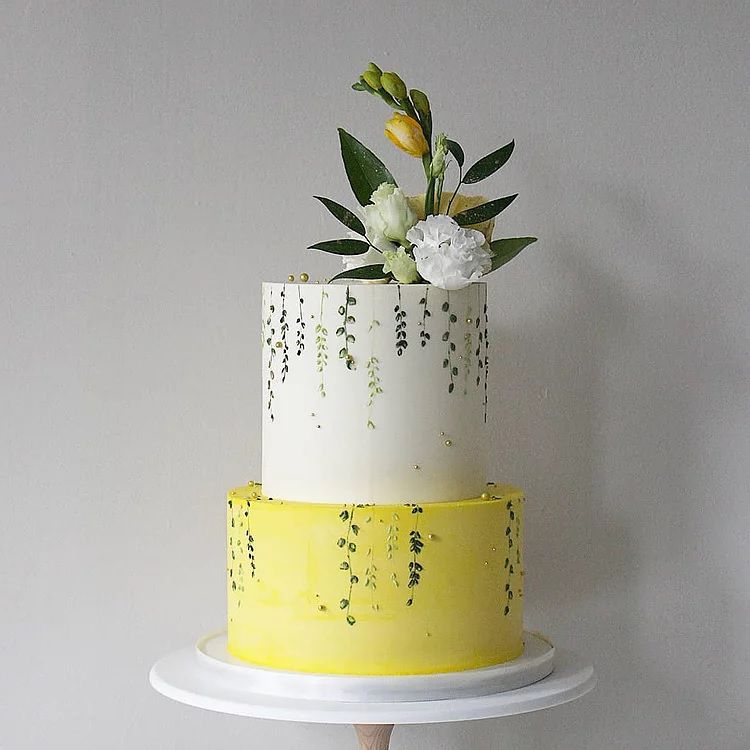 白色和黄色婚礼蛋糕