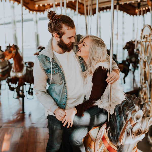 夫妇在旋转木马