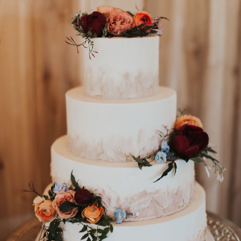 分层婚礼蛋糕与灰色口音和花卉