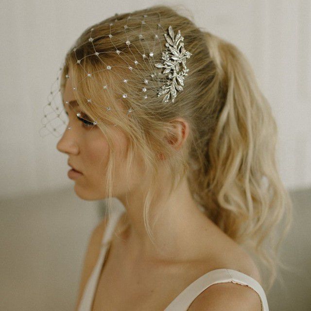 金发新娘戴着水晶网鸟笼面纱