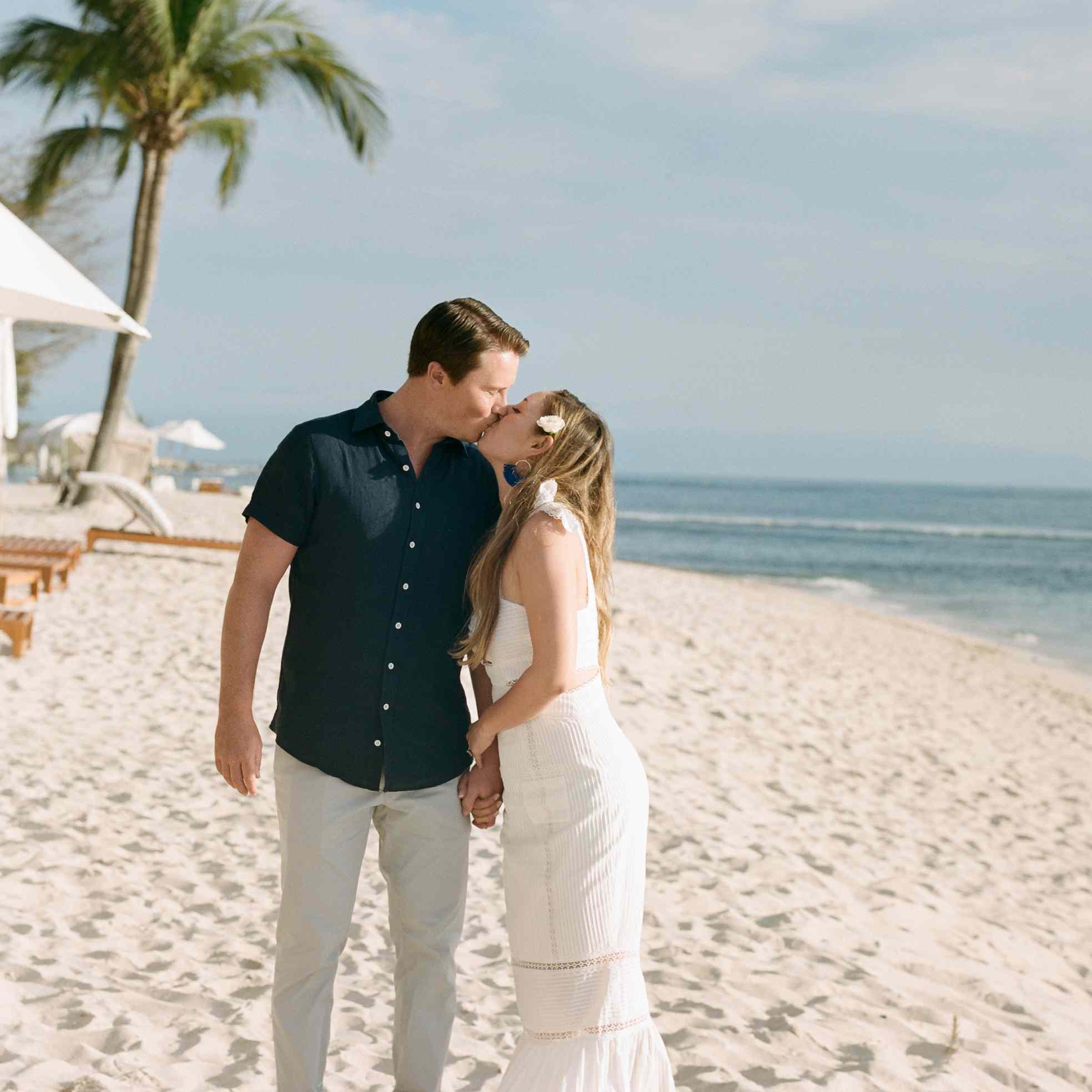 新娘和新郎在海滩上接吻