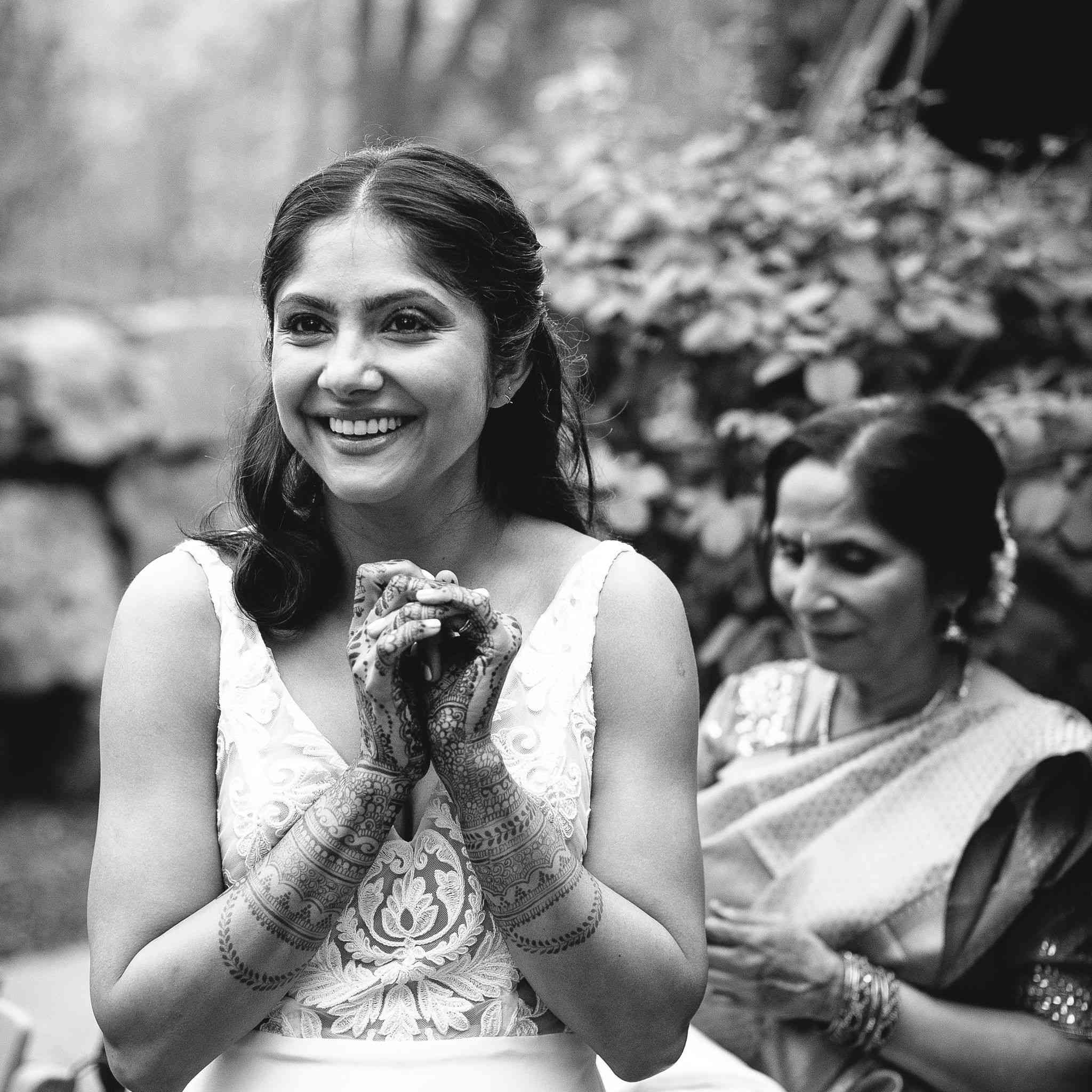 新娘变成了她的婚纱礼服