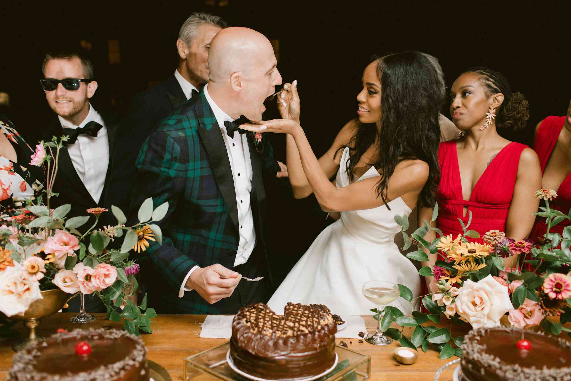 新娘和新郎互相喂蛋糕