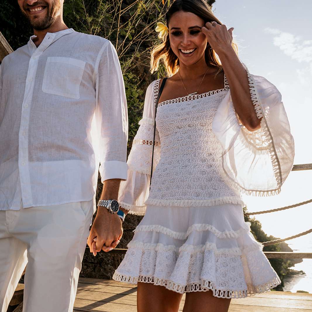 情侣手牵着手“class=