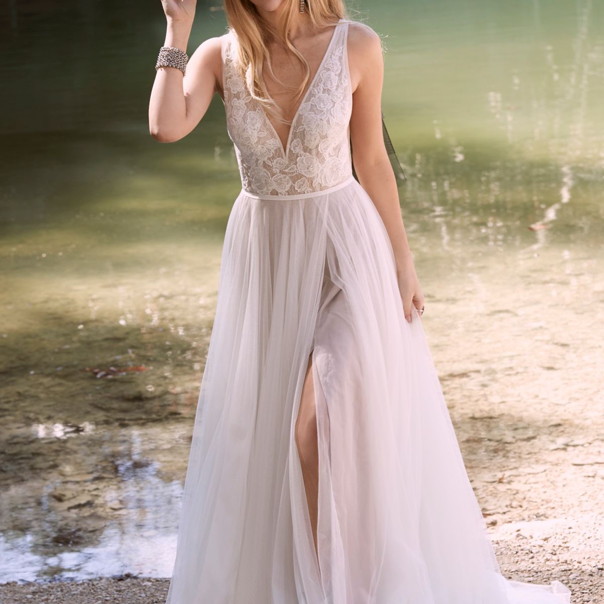 模特在v领礼服与蕾丝胸衣和薄纱裙与前开叉