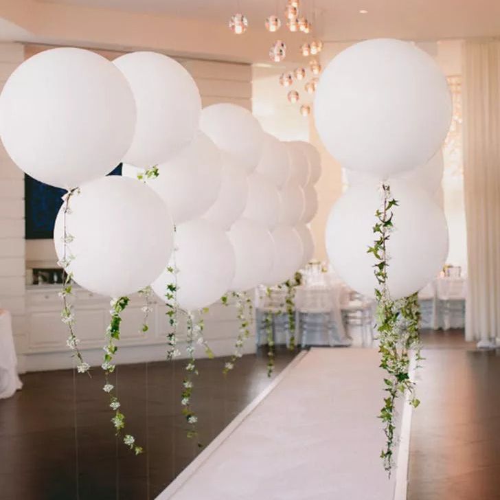 白色的气球和新鲜的绿色植物