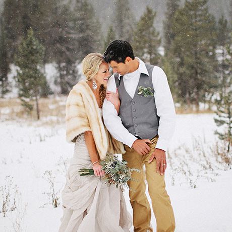 冬天新娘和新郎在雪外面