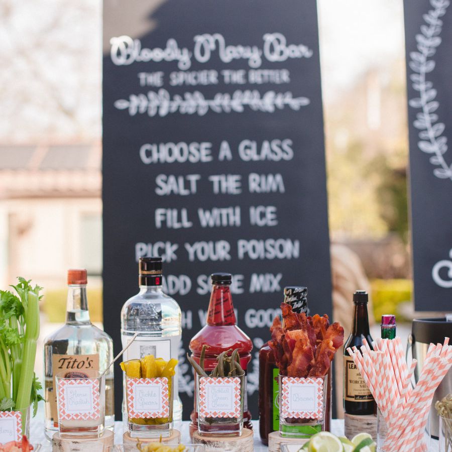 血腥玛丽酒吧里的配料、调酒器和酒瓶