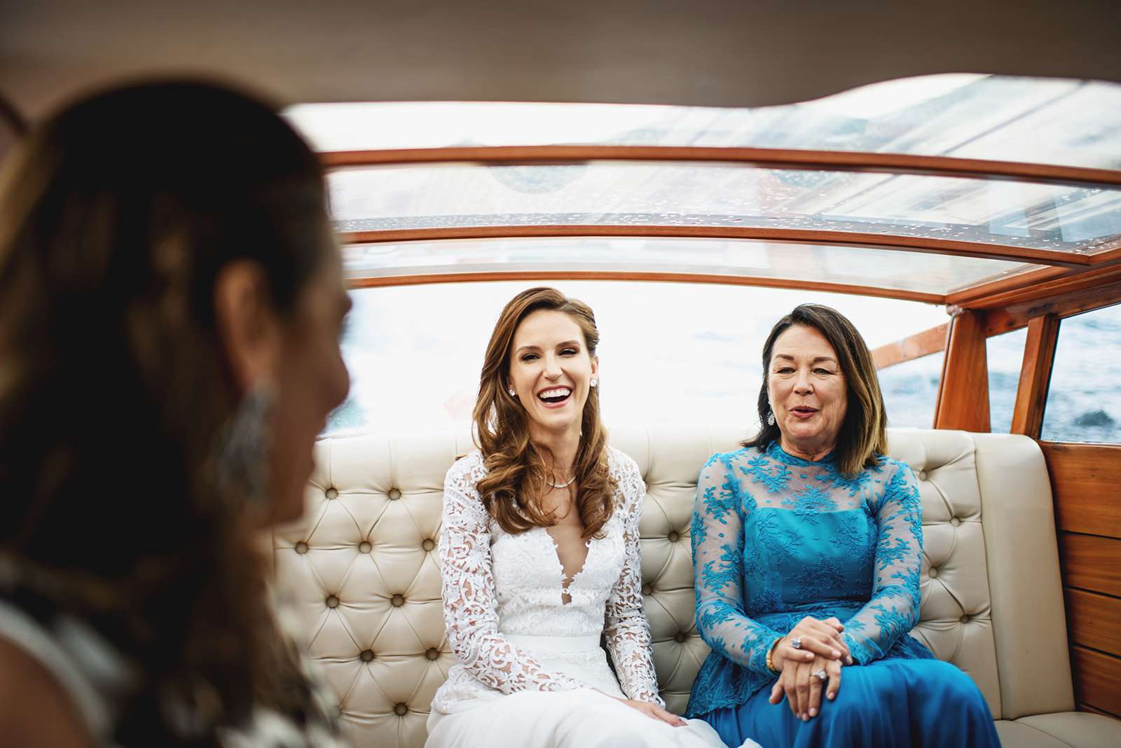 新娘和母亲在船上