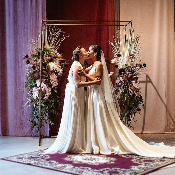 情侣在婚礼上接吻