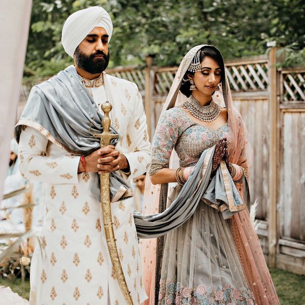 新娘和新郎祈祷