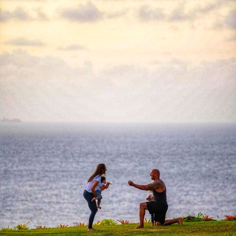 道恩·强森，劳伦·哈希安和家人