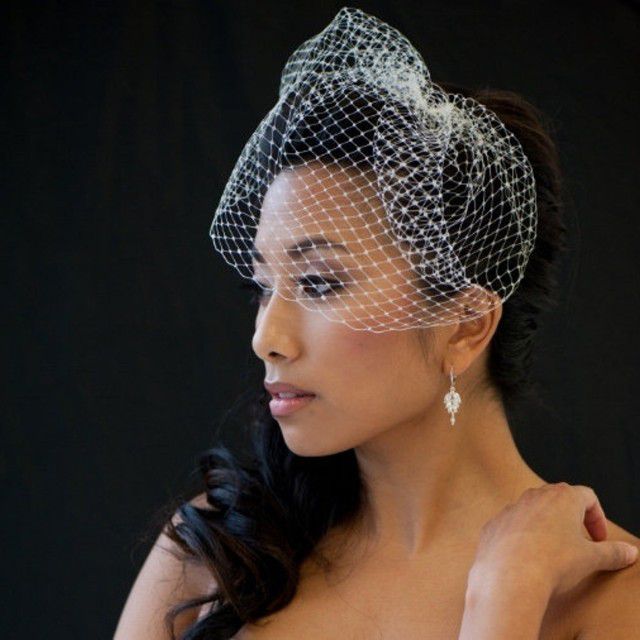 亚洲新娘佩带的网鸟笼面纱